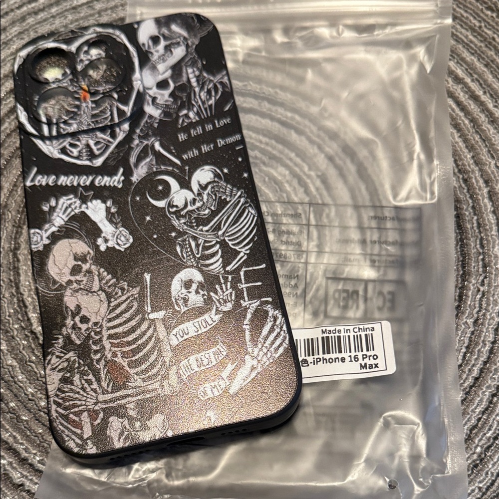5/$25 Skeleton Design iphone 16 pro max Case nwt
